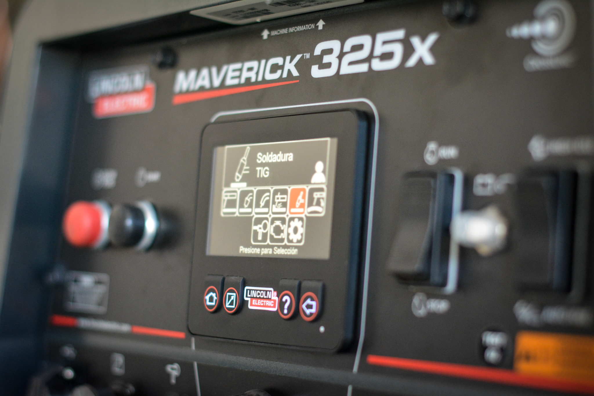 GERADOR DE SOLDA DIESEL MAVERICK 325X LINCOLN - Imagem 5